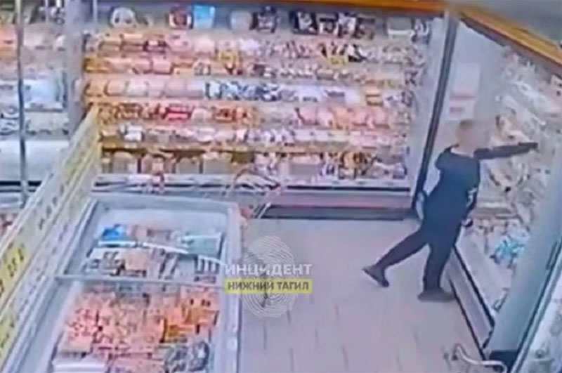 В Нижнем Тагиле подросток устроил «масляную охоту» в магазине — попал на камеры | В Нижнем Тагиле подросток украл сливочное масло из магазина