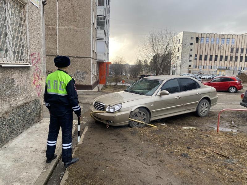 В Нижнем Тагиле 17-летняя девушка без водительских прав сбила пенсионерку и врезалась в ограждение | В Нижнем Тагиле водительница Hyundai сбила старушку и снесла в ограждение  