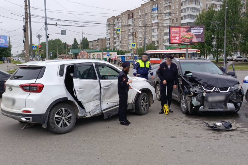 В Нижнем Тагиле в результате ДТП пострадали трое человек, их доставили в больницу | На Урале в ДТП столкнулись два автомобиля, пострадали трое пассажиров