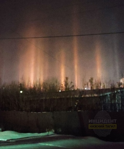 Тагильчан удивили световые столбы, уходящие в небо