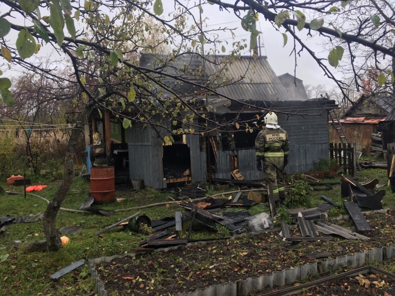 Накануне в Нижнем Тагиле сгорело хозстроение