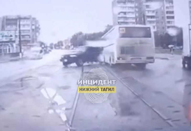 В Нижнем Тагиле на Космонавтов автобус протаранил Land Cruiser | На улице Космонавтов в Нижнем Тагиле автобус столкнулся с Toyota Land Cruiser