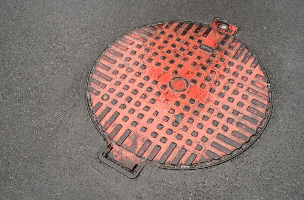 Решетка ливневого колодца в Нижнем Тагиле провалилась внутрь и стала причиной аварии | Решетка ливневого колодца в Нижнем Тагиле провалилась внутрь