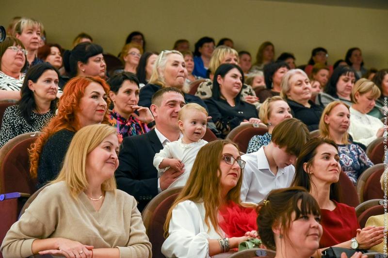 В Нижнем Тагиле поздравили дошкольных работников | Нижнетагильских дошкольных работников поздравили с праздником