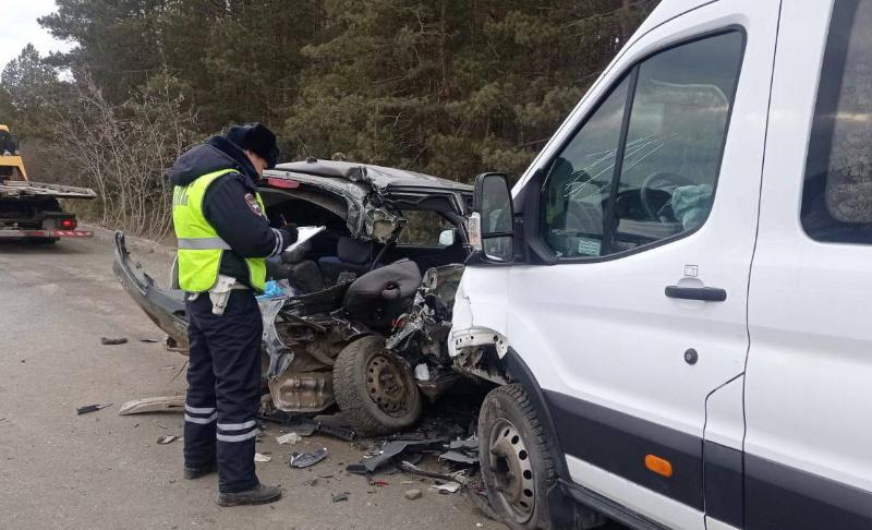 На Урале микроавтобус столкнулся с Kia: пассажир легковушки скончалась на месте | В Свердловской области произошло смертельное ДТП 