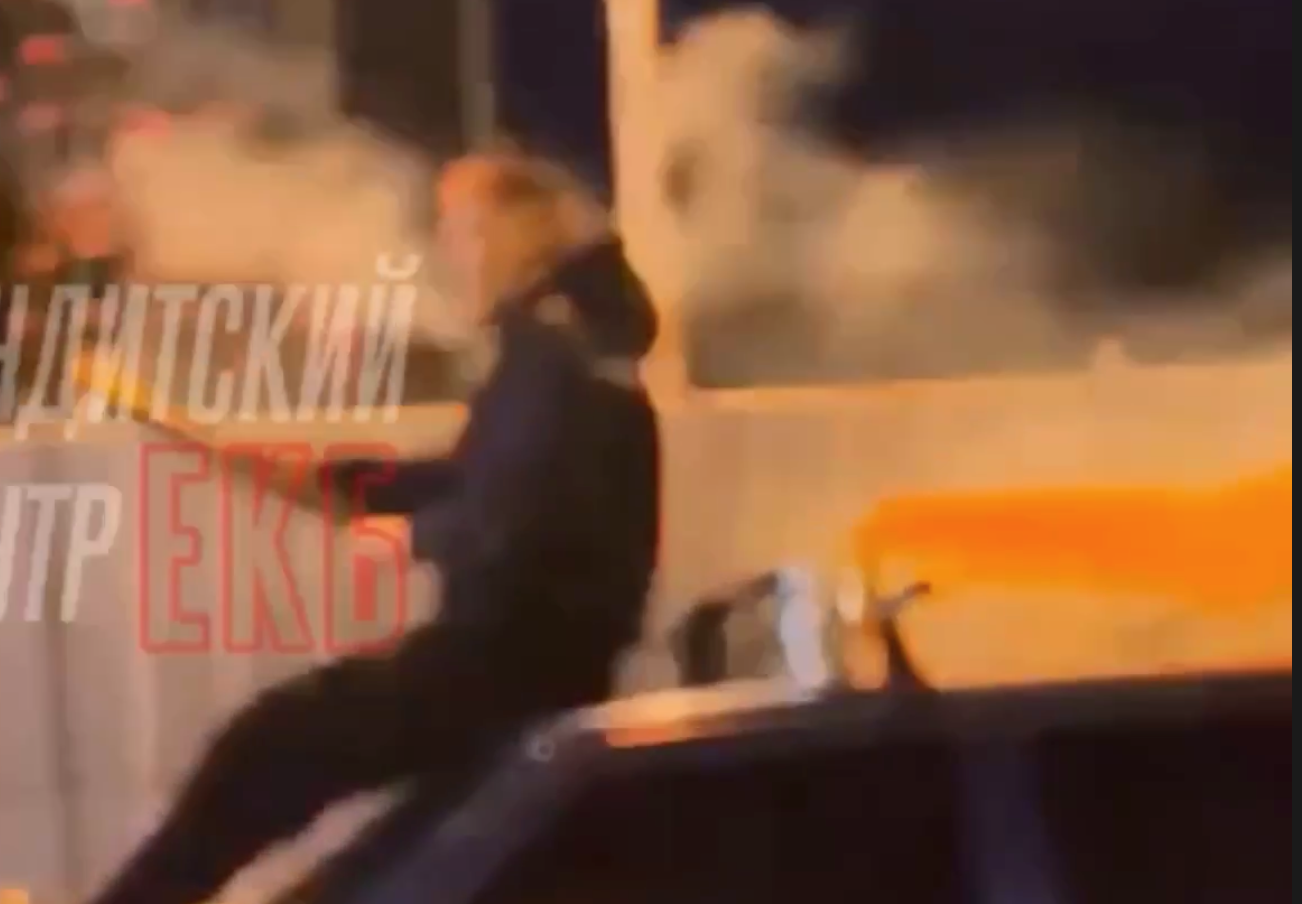 Екатеринбуржцы устроили опасную езду с пиротехникой | На Урале водители устроили опасную езду с пиротехникой