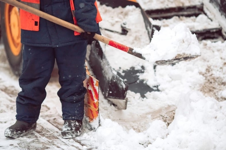 Как быстро добиться уборки снега во дворе: новые возможности в «Госуслугах Дом» | Жалобы на снег во дворе теперь можно подать через «Госуслуги Дом»