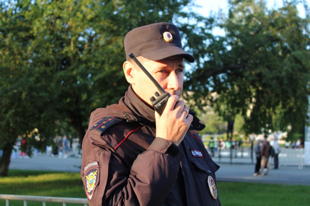 Тагильский полицейский спас жизнь пенсионеру, который упал и не мог позвать на помощь  | На Урале полицейский спас жизнь пенсионеру, который перестал выходить на связь