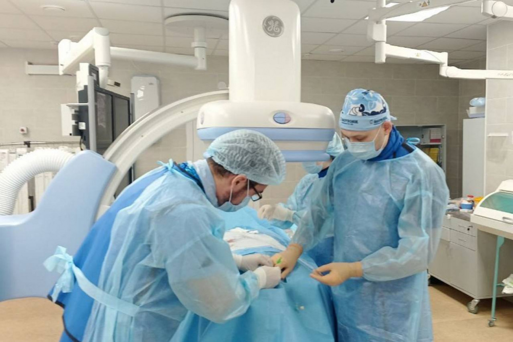 В Свердловской области медики запустили остановившееся сердце пациента на глазах у старшеклассников | Свердловские врачи спасли пациента, у которого наступила клиническая смерть