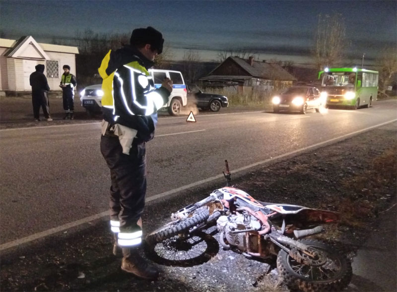 В Серове 14-летний водитель питбайка оказался в больнице после ДТП | В Свердловской области подросток без прав попал в ДТП на питбайке