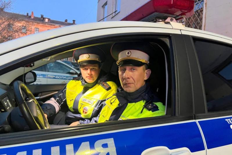 Сотрудники Госавтоинспекции Нижнего Тагила помогли водителю, которому стало плохо за рулем автомобиля | На Урале автоинспекторы помогли мужчине, потерявшему сознание за рулем Сотрудники Госавтоинспекции Нижнего Тагила помогли водителю, которому стало плохо за рулем автомобиля | На Урале автоинспекторы помогли мужчине, потерявшему сознание за рулем