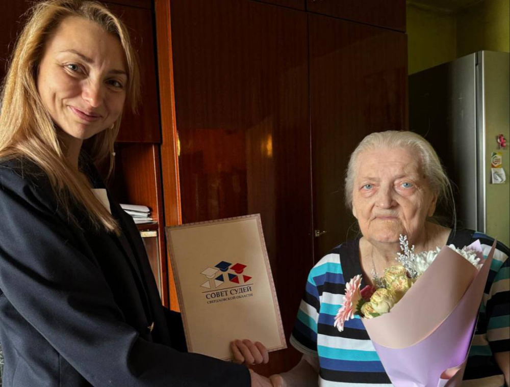 В Нижнем Тагиле наградили ветерана судебной системы со стажем работы более сорока лет | На Урале поздравили ветерана судебной системы В Нижнем Тагиле наградили ветерана судебной системы со стажем работы более сорока лет | На Урале поздравили ветерана судебной системы