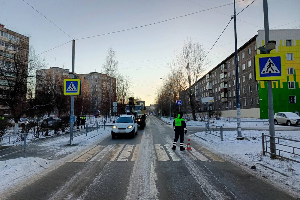 В Нижнем Тагиле в результате ДТП пострадал ребенок: у девочки закрытая черепно-мозговая травма | На Урале водитель сбил на пешеходном переходе школьницу