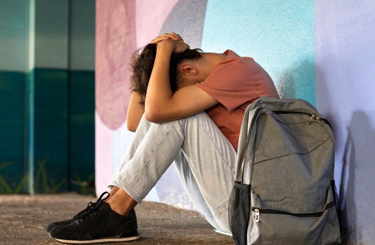 Удары по лежащему: в Нижнем Тагиле возбудили дело после жестокого избиения школьника кикбоксером | В Нижнем Тагиле возбудили дело после избиения подростка старшеклассником-кикбоксером