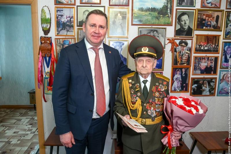 Владислав Пинаев вручил ветеранам медали «80 лет Победы в Великой Отечественной войне» | Глава Нижнего Тагила вручил памятные награды ветеранам Великой Отечественной войны