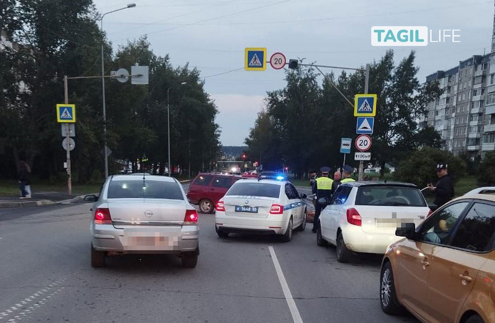 Авария в Нижнем Тагиле 15 августа: столкновение легковушки и мотоцикла на Юности | В Нижнем Тагиле на улице Юности произошло ДТП с мотоциклистом