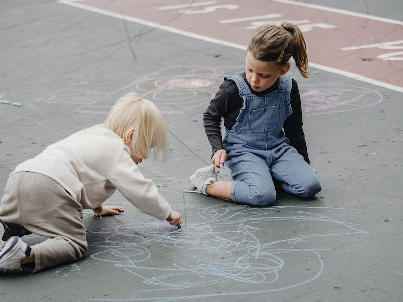 Тагильчане возмущены поведением детей, которые лазают по мемориалу, установленному на Площади Славы в Дзержинском районе