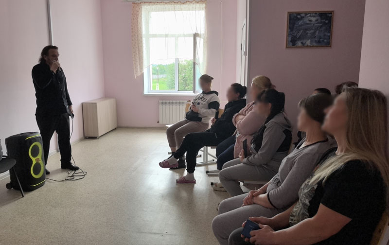 В ИК-6 Нижнего Тагила прошёл концерт Игоря Чернявского для осуждённых женщин | Певец Игорь Чернявский устроил концерт для женщин в исправительном центре Нижнего Тагила