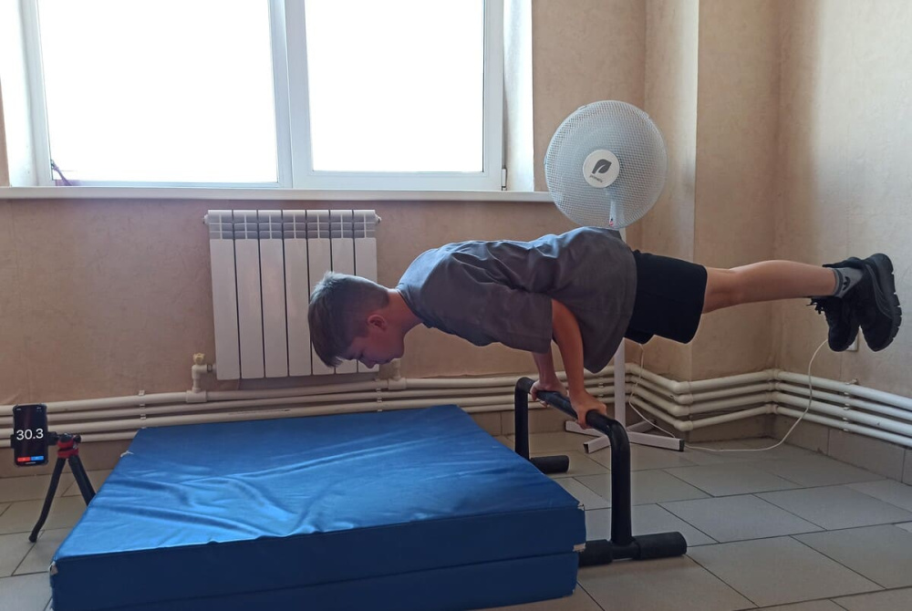 11-летний тагильчанин установил рекорд России, выполняя «крокодильчика» | Школьник из Нижнего Тагила Тихон Дунаев стал рекордсменом России по воркауту