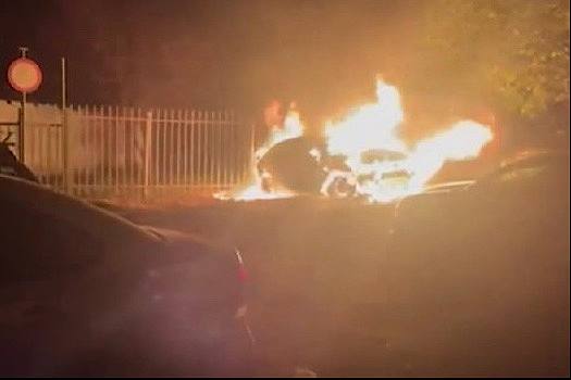 В Нижнем Тагиле сожгли машину бывшего следователя СК России | На Урале в автомобиль бросили бутылку с зажигательной смесью