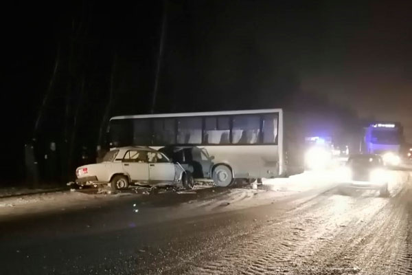 В Нижнем Тагиле сотрудники ГИБДД устанавливают обстоятельства ДТП, в результате которого погиб человек