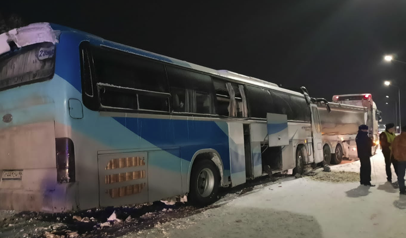 Несоблюдение дистанции водителем пассажирского автобуса на Урале, стало причиной его смерти