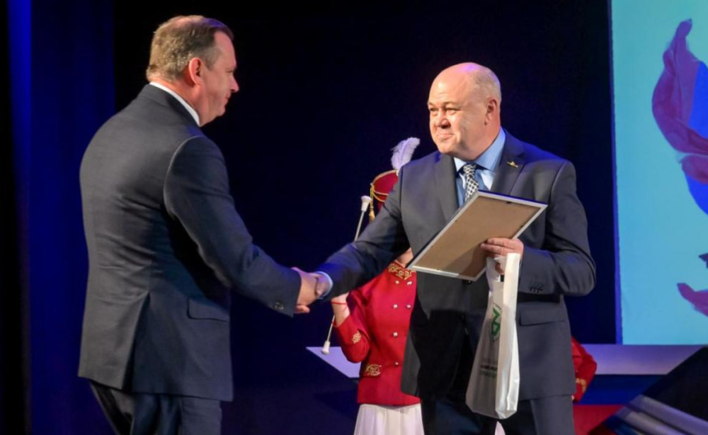 Копию Знамени Победы передали Нижнему Тагилу: глава города рассказал, где будет храниться историческая реликвия | Нижнему Тагилу передали копию Знамени Победы