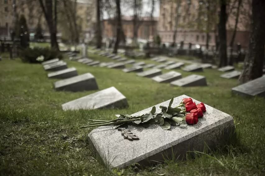 Год борьбы за тропу: тагильчанин добился сноса ограды на кладбище, вызвавшего споры в городе | Тагильчанин добился сноса ограды на кладбище