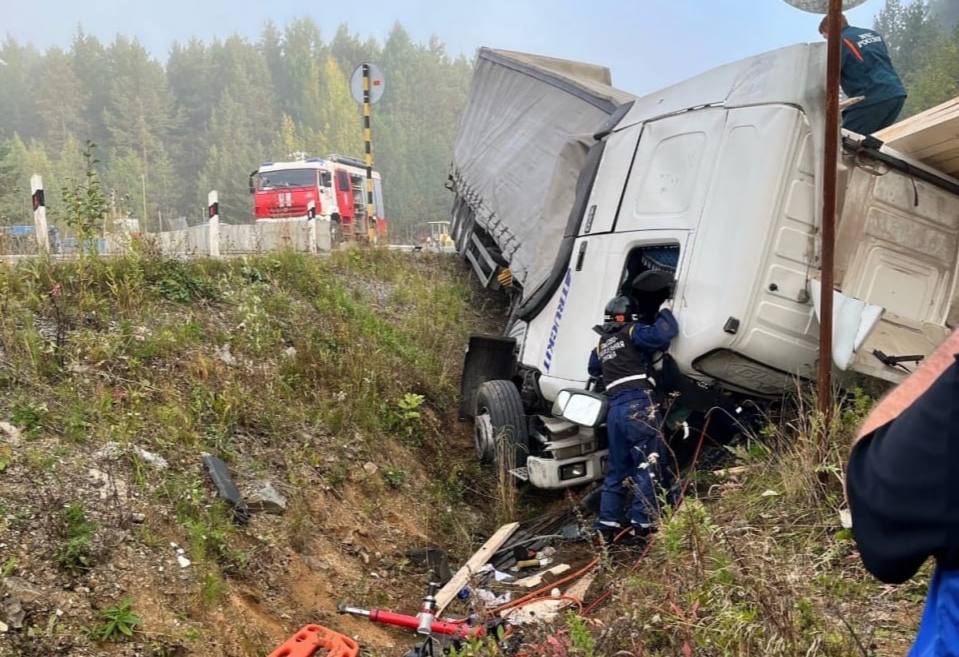 На трассе под Нижним Тагилом в ДТП водителя большегруза зажало в автомобиле | На Урале произошло серьезное дорожно-транспортное происшествие