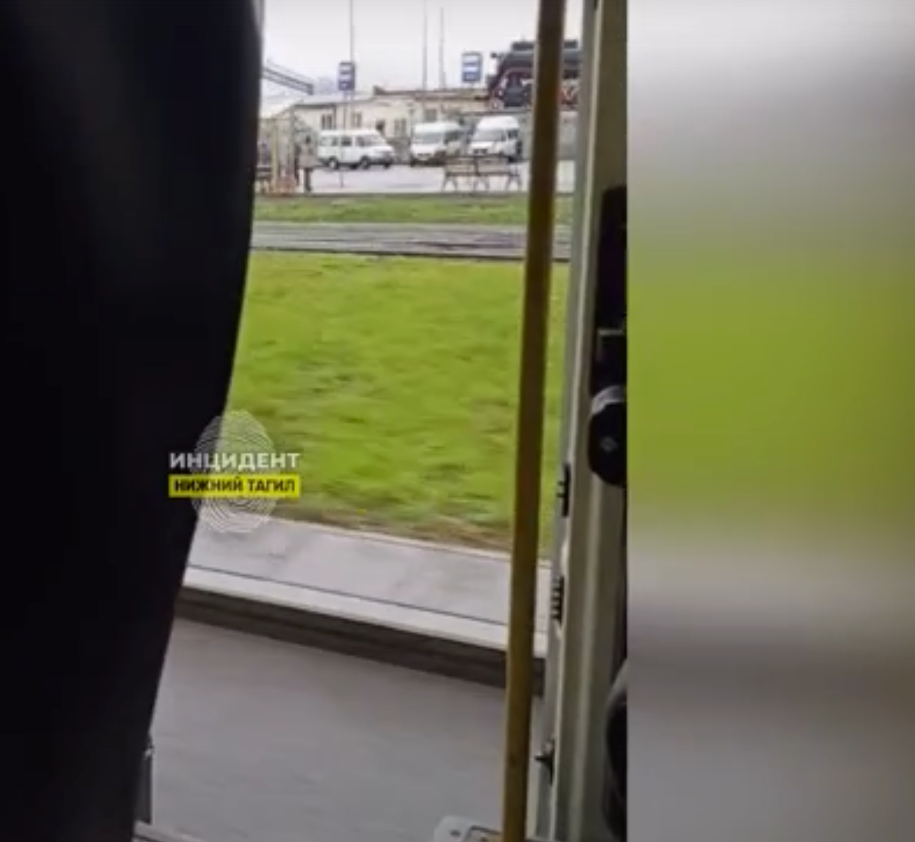 В Нижнем Тагиле водитель автобуса провез пассажиров по центру города с открытой дверью