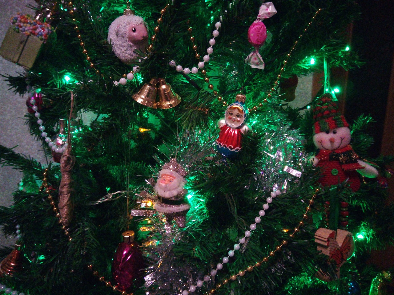 Новогодние праздники закончились, что делать с елкой?