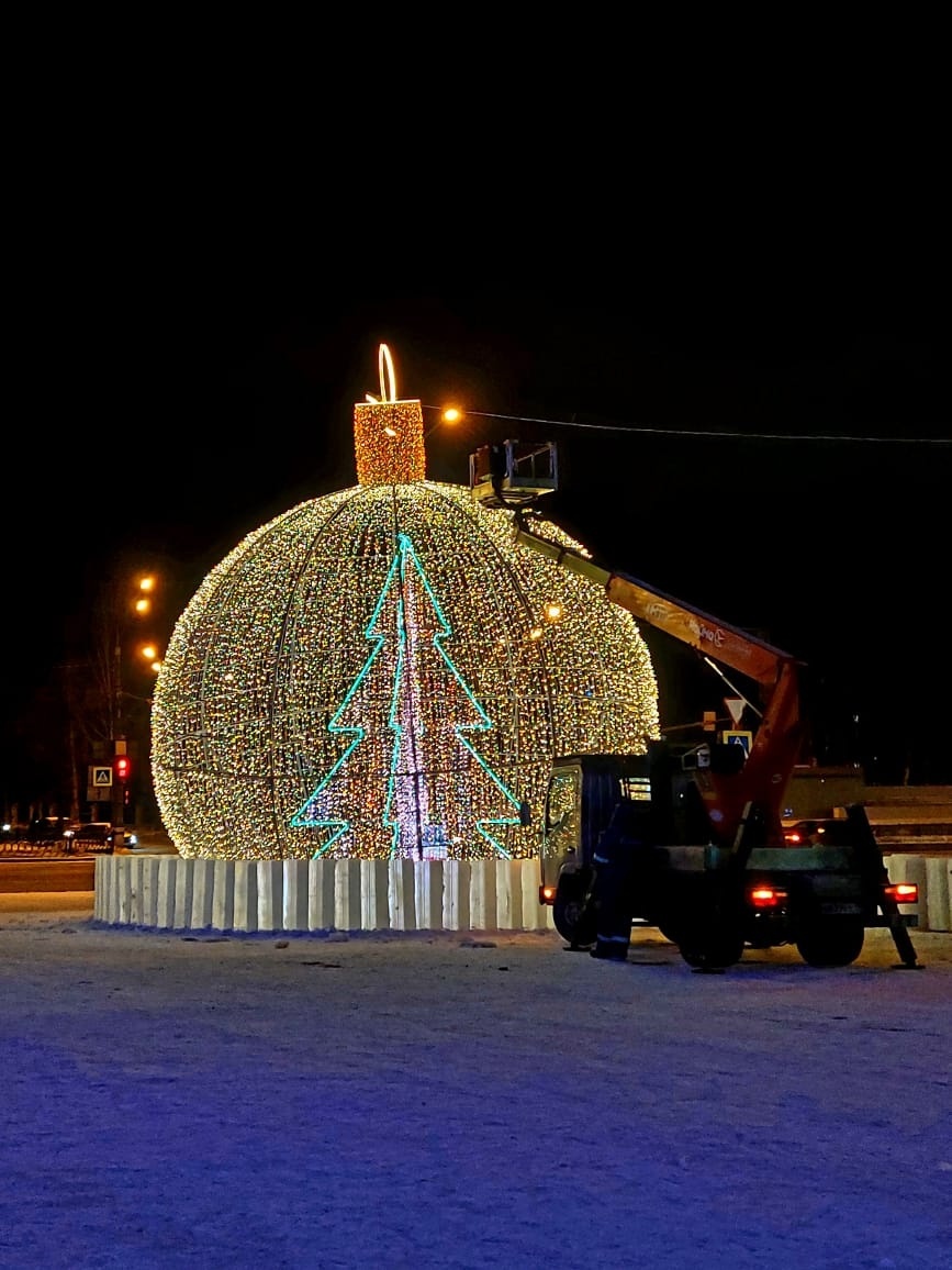 В Нижнем Тагиле возле Драмтеатра установили новый 8-метровый светодиодный шар