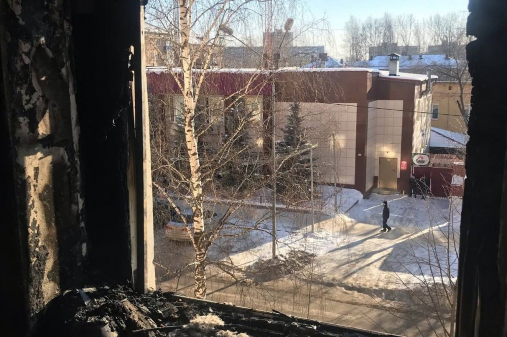 Причина – поджог: в Нижнем Тагиле произошел пожар в квартире пятиэтажного жилого дома | На Урале сотрудники МЧС спасли из пожара двух детей