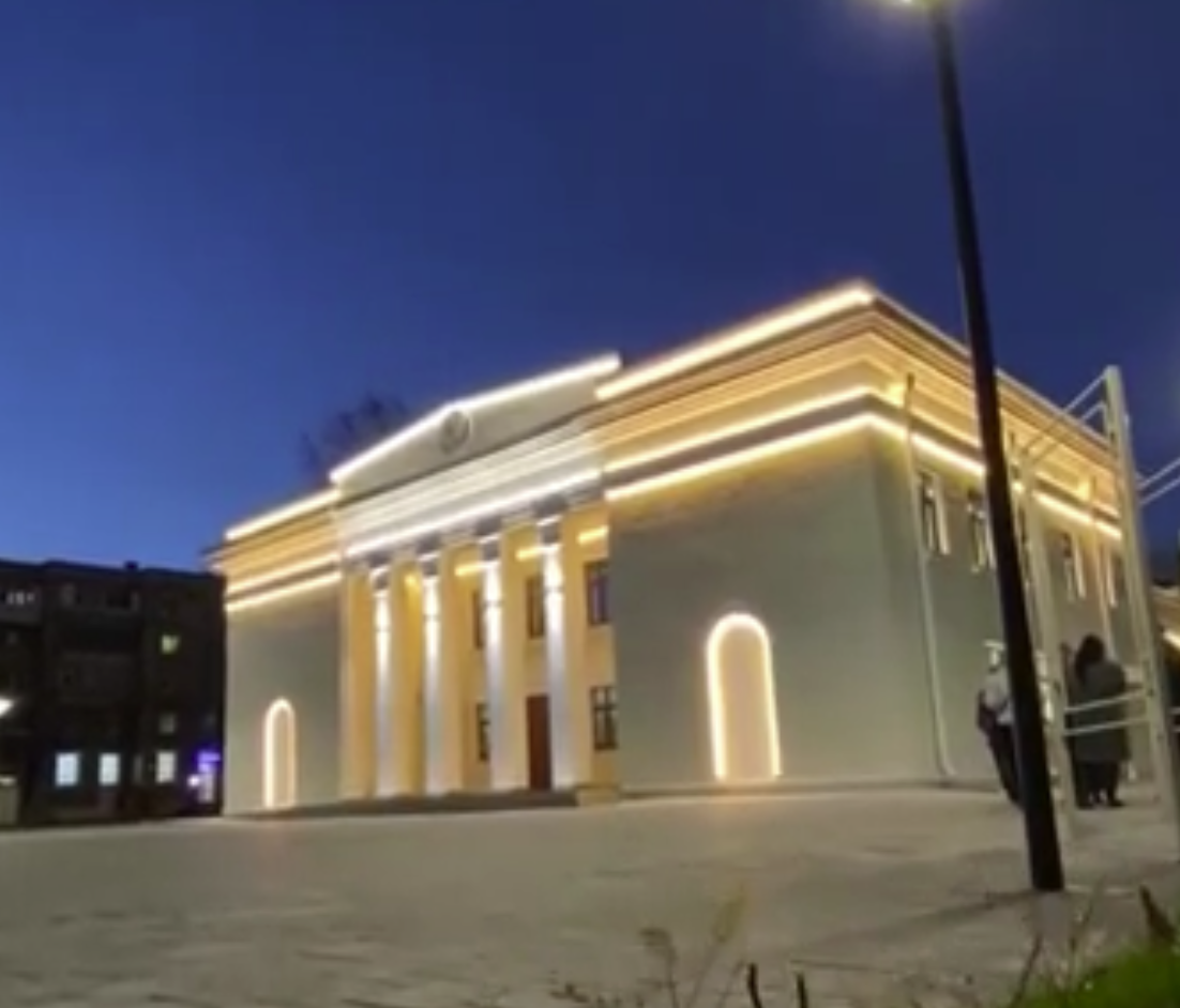 Молодежный театр в Нижнем Тагиле продемонстрировал впечатляющую архитектурную подсветку