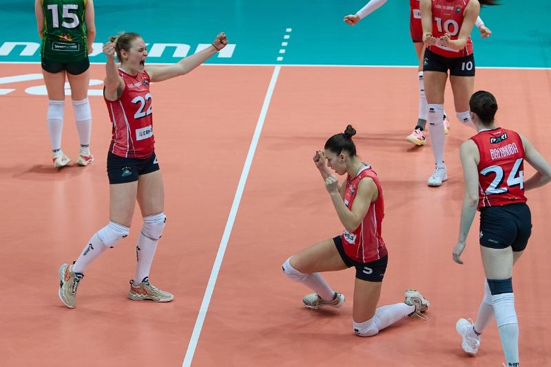 Волейболистки из Нижнего Тагила обыграли калининградскую команду со счетом 3:1 | Тагильская «Уралочка-НТМК» обыграла калининградский «Локомотив» со счетом 3:1