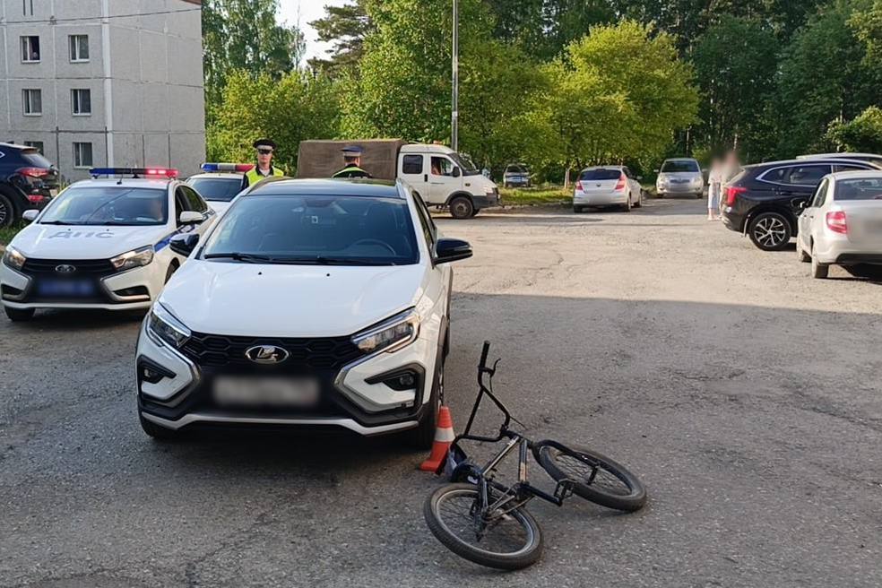 В Нижнем Тагиле 56-летний мужчина сбил 9-летнего мальчика на велосипеде во дворе | На Урале водитель сбил 9-летнего ребенка во время прогулки у дома