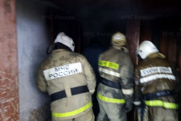 В Нижнем Тагиле в девятиэтажке вспыхнула квартира. Огнеборцы спасали одного человека