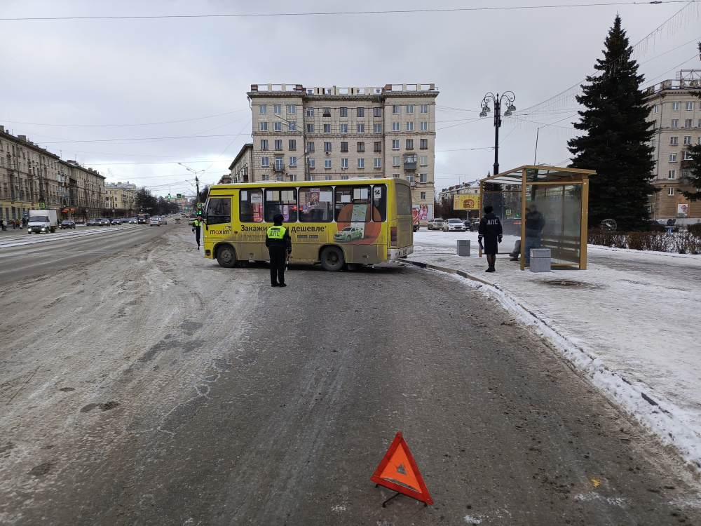 В Нижнем Тагиле пассажирский автобус наехал на пешехода на тротуаре | На Урале в ДТП с участием автобуса пострадал пешеход