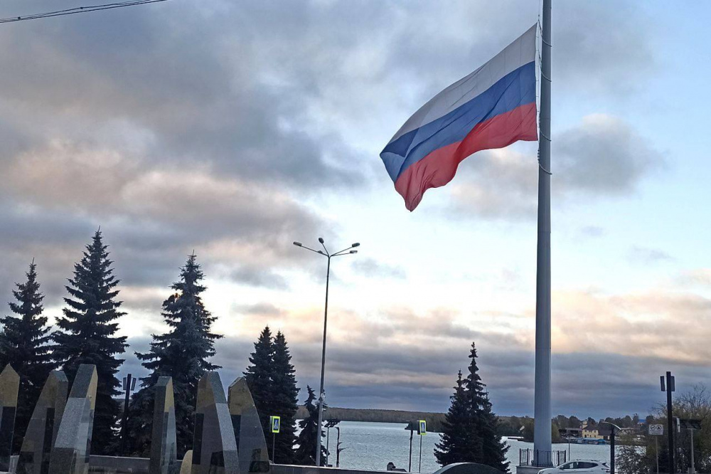 В Нижнем Тагиле восстановили триколор на 50-метровом флагштоке | На Урале заменили поврежденный флаг России на 50-метровом флагштоке
