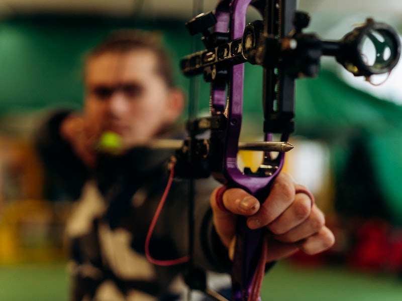 Жительница Воронежа угрожает арбалетом рабочим, меняющим лифты в многоэтажном доме