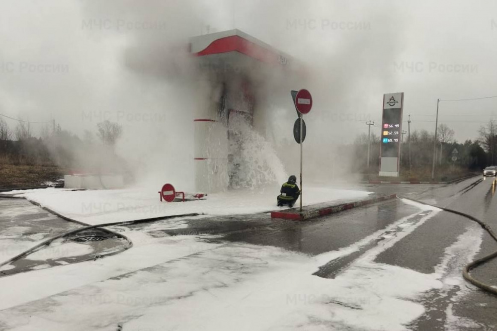 В Нижнем Тагиле существовала угроза взрыва: в городе вспыхнула заправка | На Урале на заправке произошел пожар с угрозой взрыва