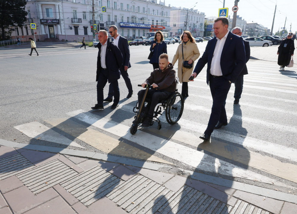 Глава Нижнего Тагила проверил качество доступной среды на проспекте Мира | На Урале оценили объект нацпроекта «Безопасные качественные дороги»