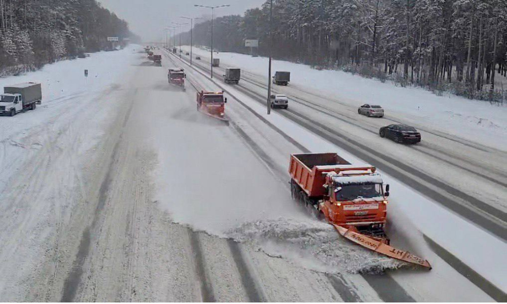 Борьба со снегом на дорогах Свердловской области: 203 единицы техники на региональных трассах | На дороги Свердловской области вышла техника для борьбы со снегом