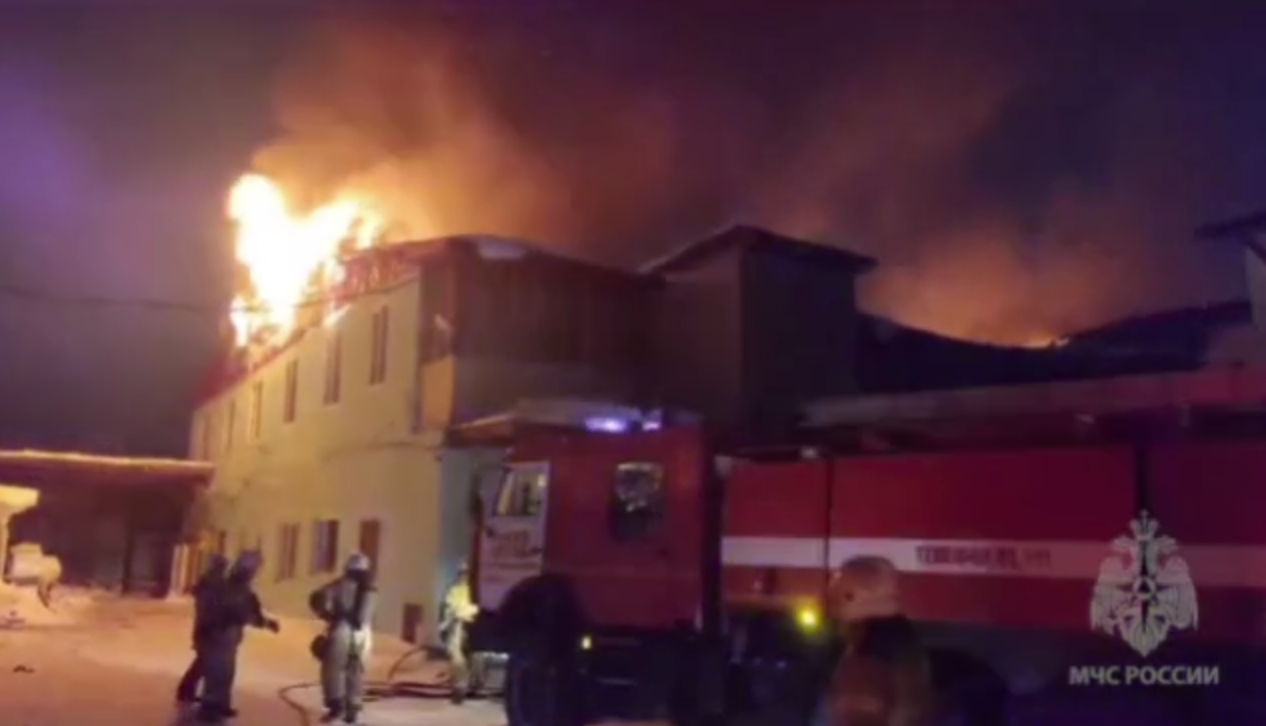 Под Екатеринбургом загорелся цех по производству еды для «Жизньмарта»