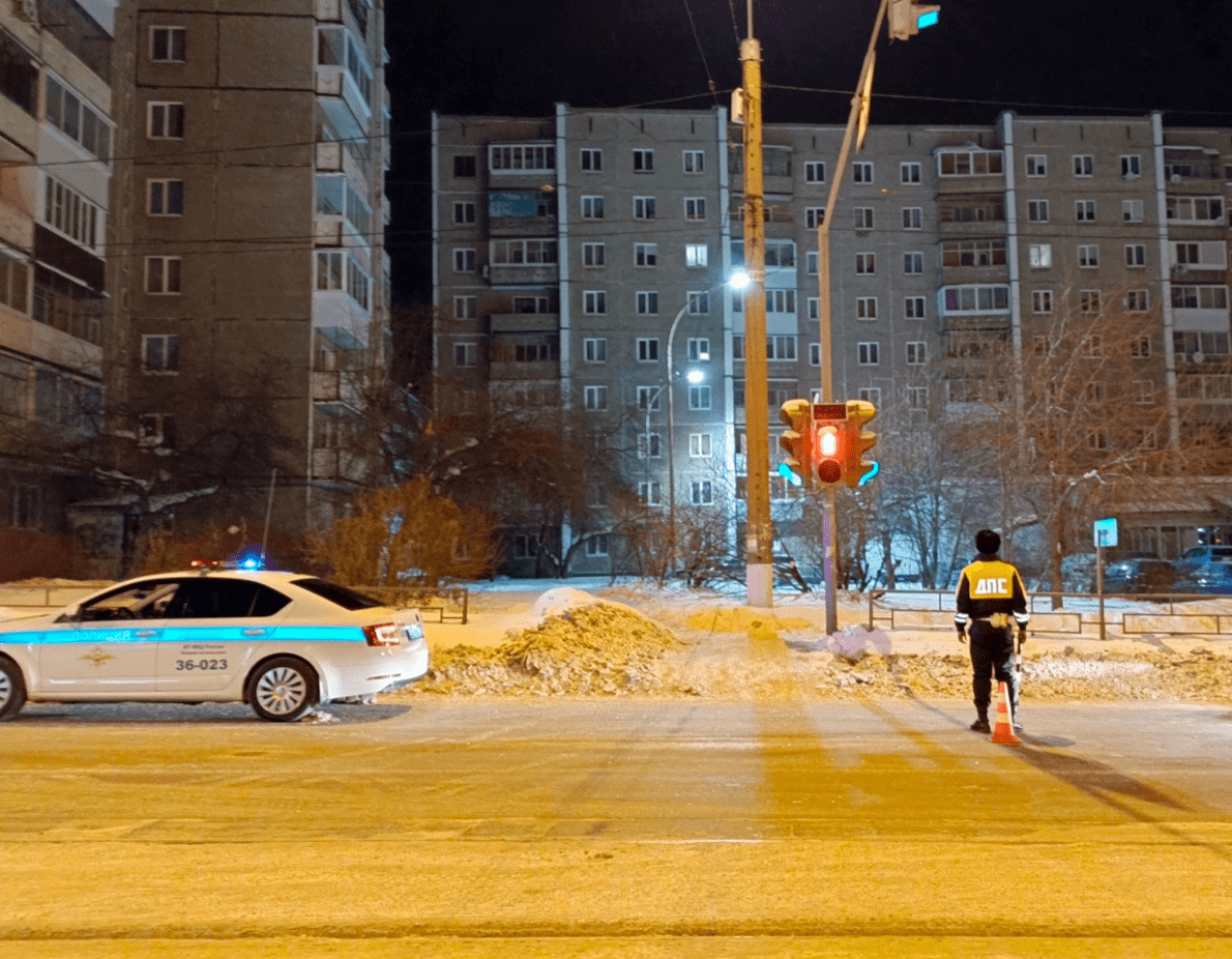 Переход дороги на запрещающий сигнал светофора в Нижнем Тагиле привел к ДТП с травмированием